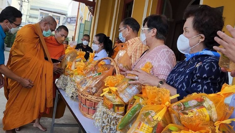 รพ.เจ้าพระยาอภัยภูเบศรจัดพิธีตักบาตรข้าวสารอาหารแห้งถวายเป็นพระราชกุศลยพระองค์ภา