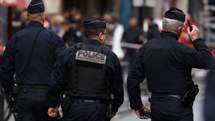 หนีตายอลหม่าน!คนร้ายเพิ่งพ้นคุกคลั่งกราดยิงผู้คนในกรุงปารีสดับ 3 เจ็บอีก 3