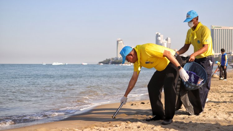 จิตอาสาชลบุรีร่วมกันพัฒนาชายหาดพัทยาปรับภูมิทัศน์และทำความสะอาด เนื่องในวันสมเด็จพระเจ้าตากสินมหาราช