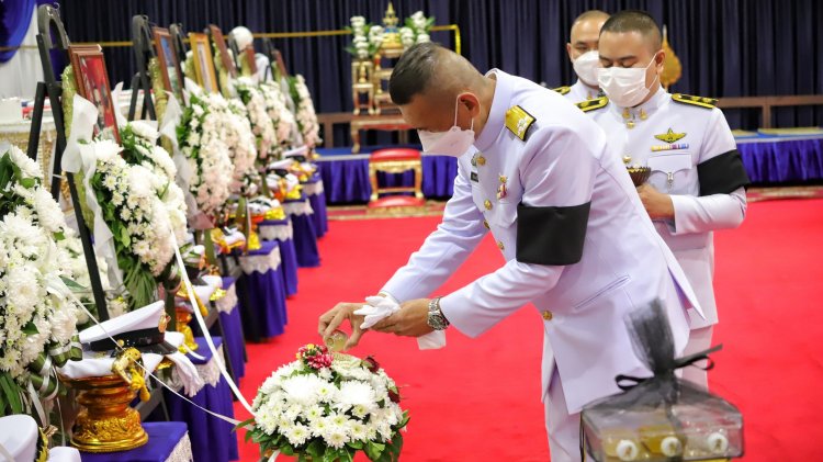 "ในหลวง" พระราชทานน้ำหลวงอาบศพ พวงมาลาหน้าหีบศพ หมอแชมป์พร้อมกำลังพล 2 นาย