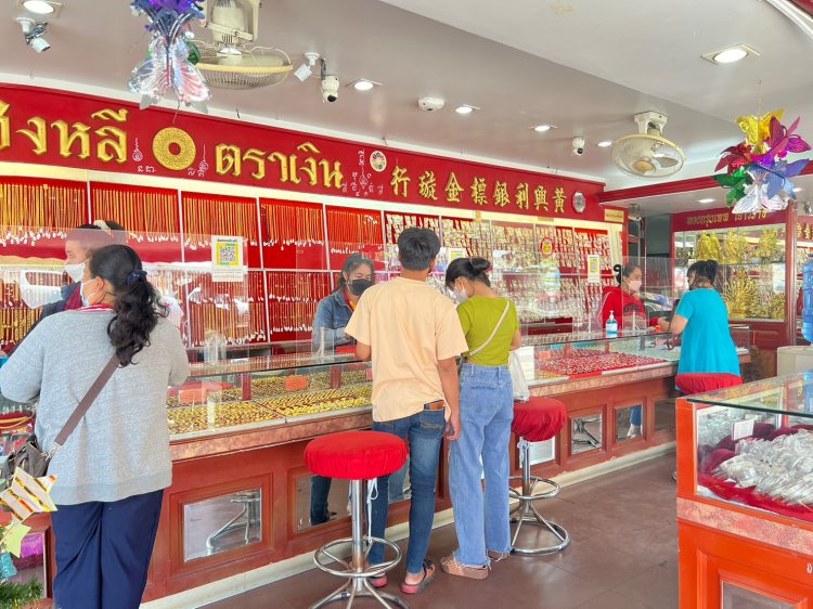 ร้านทองโคราชกว่า 20 แห่งคึกคัก คนแห่ซื้อทองเป็นของขวัญต้อนรับปีใหม่ 2566