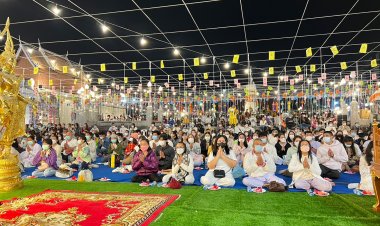 นทท.-ชาวโคราชแห่สวดมนต์ข้ามปีส่งท้ายปีเก่าต้อนรับปีใหม่แน่ลานย่าโม