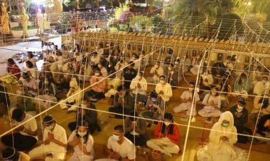 ชาวขอนแก่นพร้อมใจร่วมสวดมนต์ข้ามปีเสริมความเป็นสิริมงคลให้กับตนเองและครอบครัวรับปีใหม่