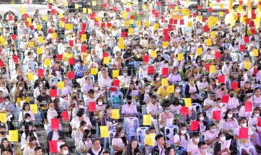 พ่อเมืองชลบุรี นำพุทธศาสนิกชน สวดมนต์ข้ามปี ทำความดีถวายเป็นพระราชกุศล