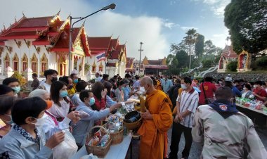 พุทธศาสนิกชนในอำเภอเบตงทำบุญตักบาตร เนื่องในโอกาสวันปีใหม่ 2566