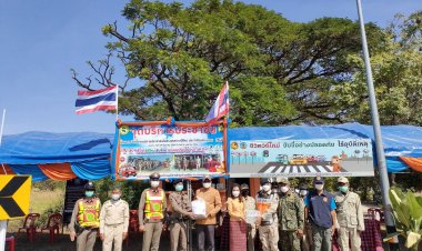 นายอำเภอโพธิ์ศรีสุวรรณ พาคณะ ลุย..! ตรวจเยี่ยมยามถามไถ่ ให้กำลังใจ มอบสิ่งของ จุดตรวจด้านจราจร ช่วงเทศกาลปีใหม่