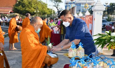 ชาวชลบุรี ร่วมทำบุญตักบาตร ขอพรพระพุทธสิหิงค์ ต้อนรับปีใหม่ 'กระต่ายทอง'