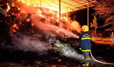ระทึก!เพลิงไหม้โรงเรือนเก็บฝางอัดก้อนชาวบ้านชายแดนกัมพูชา รับลมหนาว วอด 9 พันก้อน
