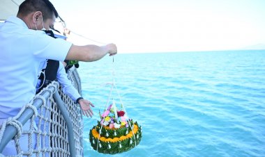 กองทัพเรือ นำอัฐิ 7 วีรชนเรือหลวงสุโขทัยลอยอังคาร อ่าวสัตหีบ