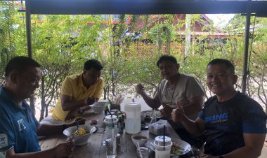 “รองตี๋”- “ผู้ใหญ่หมี แม่สอด”   เดินสายพบปะชาวบ้าน แวะกินอาหารร้านเล็ก ที่อร่อยถูกปาก ถูกใจ