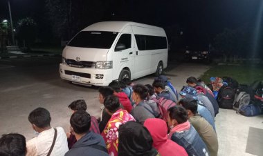 ตม.สงขลาสกัดจับแกงนายหน้าดัดแปลงรถตู้ขนแรงงานต่างด้าวติดสติกเกอร์ "กรมทางหลวง"