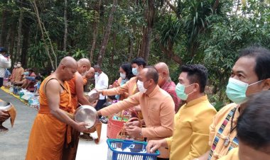 นายอำเภอขุนหาญ นำพุทธศาสนิกชน ทำบุญสืบสานประเพณี นุ่งเสื้ิอผ้าไทยใส่บาตรพระสงฆ์