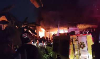 ชาวบ้านอุดมสุขแตกตื่น!ไฟไหม้บ้านหรูกลางดึกเสียหายทั้งหลัง