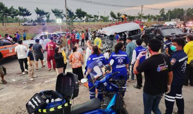 พิจิตรรถตู้รับส่งนักเรียนชนประสานงา3คันรวดบาดเจ็บ18รายคาดอาจมีผู้เสียชีวิต