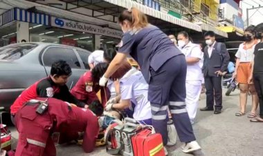 หนุ่มวัย 35 ปี ขับเก๋ง แต่เกิดอาการชักเกร็งวูบหมดสติ จนรถพุ่งชนรถเก๋งที่จอดริมถนน ในตลาดแกรนด์