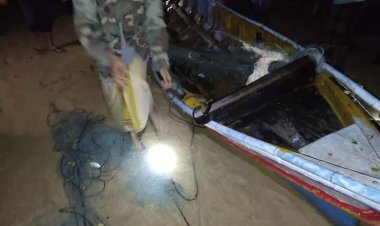 เรือประมงล่มปากอ่าวบางมะรวดปะนาเระทำให้คุณตากับคุณยายที่กำลังวางอวนดักปลากระบอกไม่ทราบชะตากรรมชาวบ้านและอาสาสมัครระดมค้นหา