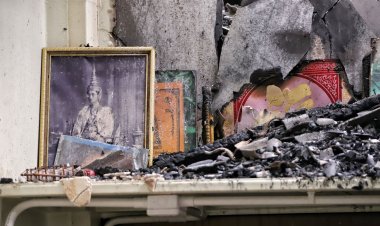 สุดอัศจรรย์ ไฟไม่ไหม้พระบรมฉายาลักษณ์ ร.9 หลังเกิดเพลิงไหม้ห้องแถวไม้ 100 ปี