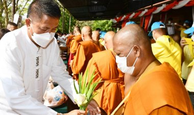 พ่อเมืองชลบุรีทำบุญตักบาตรพระสงฆ์  99 รูป ถวายพระพร พระองค์ภา