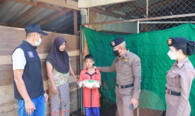 ผกก.เมืองนราธิวาสนำตำรวจชุมชนสัมพันธ์มอบข้าวสาร ให้กับ เด็กกำพร้า ผู้ยากไร้