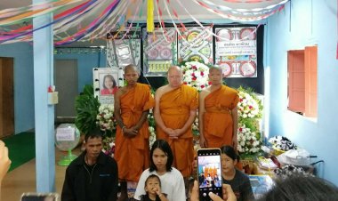 แห่ชื่นชม!ฝรั่งวัย 60 ปีบวชเณรหน้าไฟใหม่ญาติเมียที่เสียชีวิต