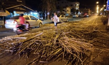 ถนนอลหม่าน!รถบรรทุกอ้อยยส่งรง.ไร้ตาข่ายคลุมหล่นถนนสร้างความเดือดร้อนหนัก