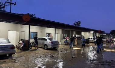 ระทึก!บ่อดินบนภูเขาพัง มวลน้ำไหลทะลักลงมาด้านล่างหนีตายอลม่าน