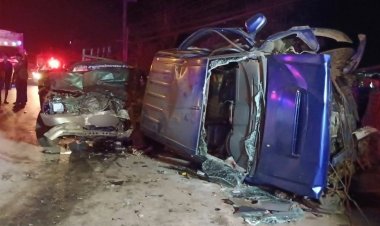 ชนสนั่นพังยับทั้งคู่! ปิกอัพประสานงากันเองดับ 1 สาหัส  6