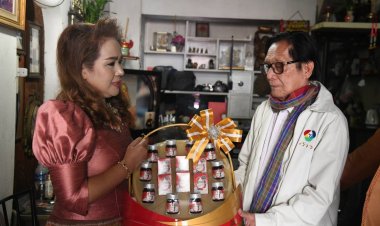 โรงพยาบาลศรีสะเกษ นำกระเช้าอวยพรปีใหญ่ "ผู้สือข่าว"ที่นำเสนอข่าวกิจกรรมของโรงพยาบาล อย่างต่อเนื่อง