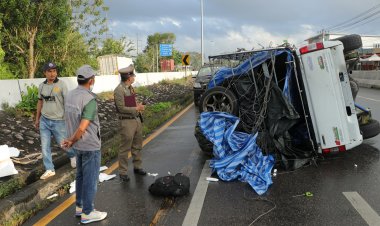 รถกระบะคอกบรรทุกแรงงานเถื่อน “ชาวเมียนมา”พลิกคว่ำ ตำรวจตามรวบได้ 29  ราย