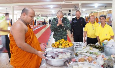 ผอ.ศปพร. ร่วมกับส่วนราชการในพื้นที่ ถวายภัตตาหารเพลแด่พระสงฆ์ในโครงการอุปสมบท