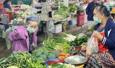 ตลาดแม่กิมเฮงโคราชคึกคักลูกค้าแห่จับจ่ายซื้อเครื่องเซ่นไหว้เนื่องเทศกาลตรุษจีน