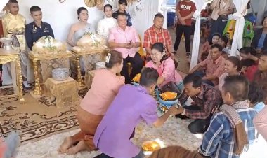 ชัยภูมิฮือฮา!คู่รักชายรักชายเจ้าบ่าวหอบขันหมากเงินทองผ่านประตูวิวาห์โซ่ตรวนขนาดใหญ่ก่อนได้ร่วมเตียง