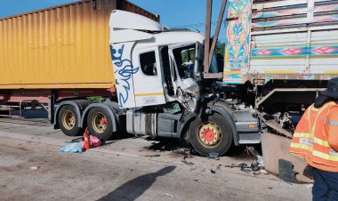 เทรลเลอร์พุ่งชนท้ายพ่วงสนั่นไถลชนท้ายบรรทุกปูนอีกคัน คนขับสาหัสถูกอัดก๊อปปี้คามวงมาลัย