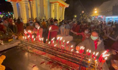 ชาวขอนแก่นเชื้อสายจีนนำเครื่องเซ่นไหว้เทพเจ้าและขอพรสิ่งศักดิสิทธิ์แน่นศาลเจ้าพ่อหลักเมือง