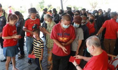 ฮือฮา!"เสี่ยปรีชา" เศรษฐีใจบุญ แจกอั่งเปา คนยากไร้ วันตรุษจีน 2 ล้านบาท