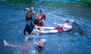 ว่อนเน็ต!ภาพหลุด "ครูบาไก่"เล่นน้ำตกกับเหล่าบริวาร-ถอดสบงแล้วทรงเจ็ตสกีไปเล๊ยยยย...