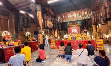 ปชช.โคราช แห่กราบสักการะขอพรเทพเจ้าช่วงเทศกาลตรุษจีนกันคึกคัก