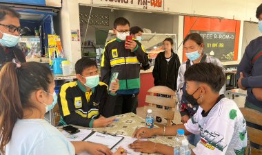 ญาติเหยื่อรถตู้ไฟคลอกดับสลด 11 ศพ แห่แสดงเอกสารรับศพแต่ต้องผิดหวังเหตุรอผลพิสูจน์ตัวบุคคล