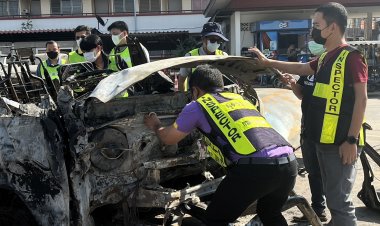 กรมขนส่งทางบกเร่งหาสาเหตุไฟไหม้รถตู้ดับ 11 ศพ-ญาติร่ำไห้หาสิ่งของผู้ชีวิตคาซากรถ