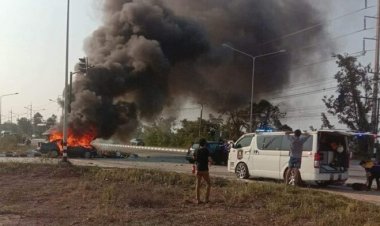 ระทึกชนยับแยกวัดใจ!เก๋งบีเอ็มฯพุ่งบวกยาริส กระเด็นหมุนเสยขอบทางไฟลุกท่วมคัน