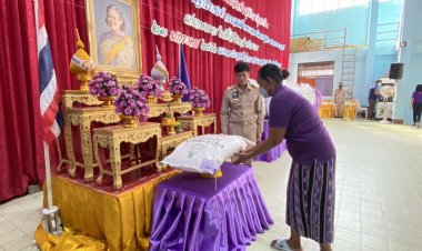 พสกนิกรชาวศรีสะเกษ รับมอบเมล็ดพันธุ์ข้าวพระราชทาน ที่ประสบอุทกภัย