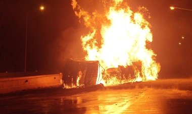 ระทึก!รถพ่วงเสียหลักพลิกคว่ำหน้าศาลโทนปราจีนบุรี ไฟลุกท่วมเจ็บ 1 ราย