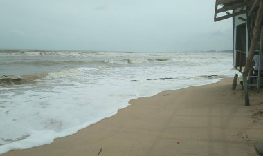 พายุกระหน่ำชายฝั่งทะเลอ่าวไทยบ้านดาโต๊ะปัตตานีได้รับความเสียหาย