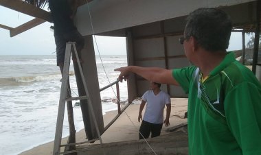 พายุกระหน่ำชายฝั่งทะเลอ่าวไทยบ้านดาโต๊ะปัตตานีได้รับความเสียหายหนัก