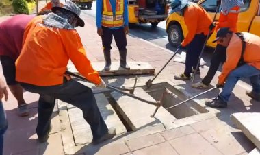 งามหน้า!นักท่องเที่ยวชาวจีนเดินเหยียบฝาท่อผุตกลงไปทั้งขา