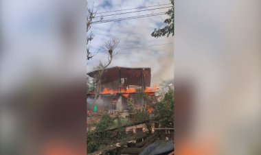 แตกตื่นวิ่งวุ่นหาน้ำมาสาด!ไฟไหม้ลุกท่วมบ้าน 2 ชั้นวอดคาดไฟฟ้าลัดวงจร