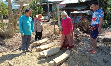 ฮือฮา! คุณยายปราจีนฯขุดพบเสาหินศิลา 4 ต้นในสวนคาดอาจในสมัยหินใหม่