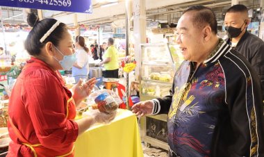 “ลุงป้อม”ลุยหาเสียง เดินตลาด อ.ต.ก. คนรุมขอถ่ายรูป เชียร์เป็นนายกฯ คนที่ 30