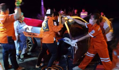 หนุ่มโคราชซิ่งกระบะฝ่าความมืดพุ่งเสยท้ายรถพ่วงบรรทุกอ้อยรถพังยับเจ็บสาหัส