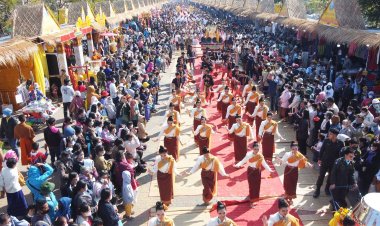 พลังศรัทธา!ชาวไทย-ลาวนับแสน ร่วมแห่พระอุปคุต งานพระธาตุพนมเมืองนครพนม